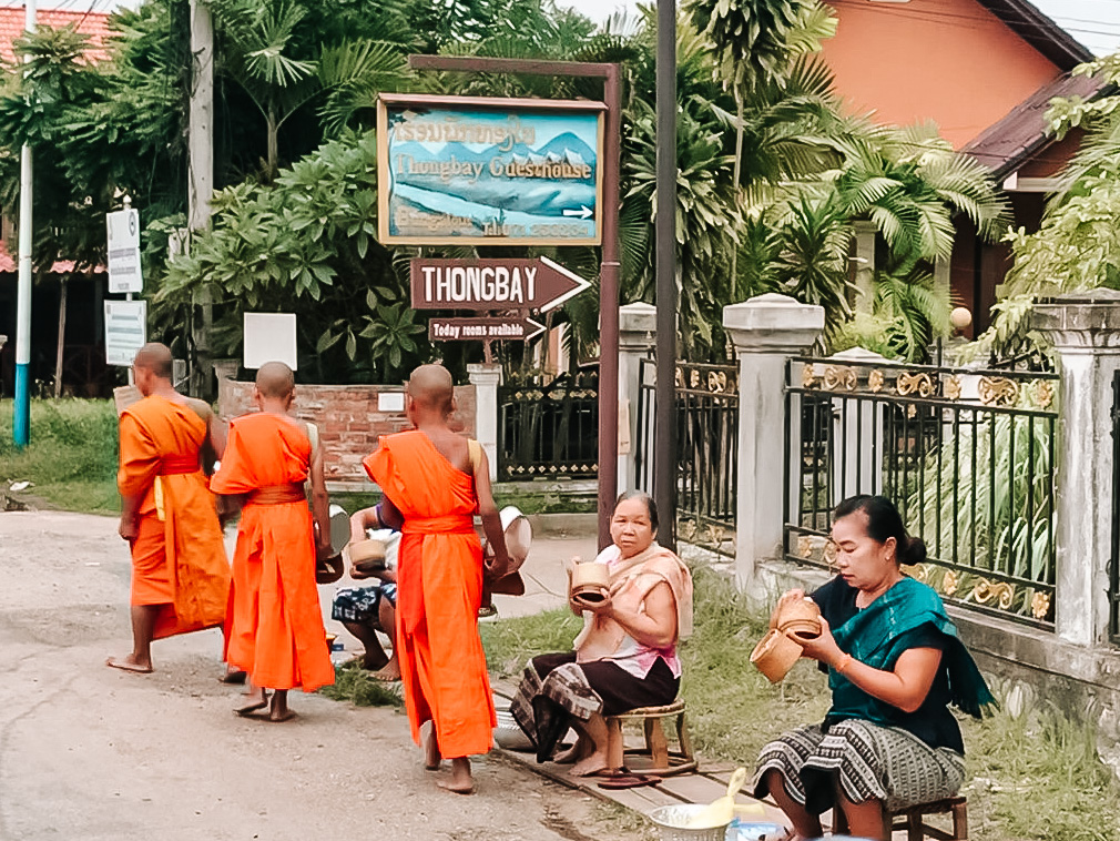 Kinder-Mönche beim Almosengang in Luang Prabang
