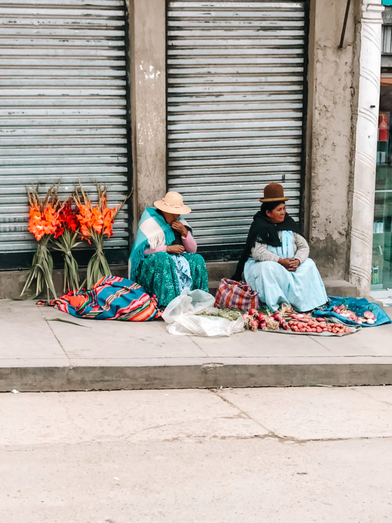 Bolivianerinnen verkaufen Gemüse und Blumen in Copacabana Bolivien